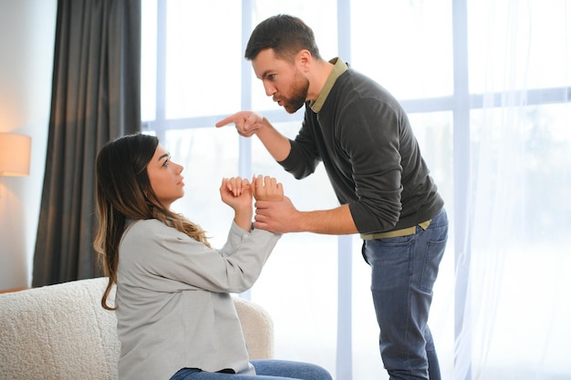 Un marido agitado y molesto grita y mira a su esposa una pelea entre los cónyuges Familia malentendido pelea