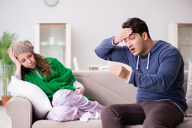 Marido cuidando a una esposa enferma