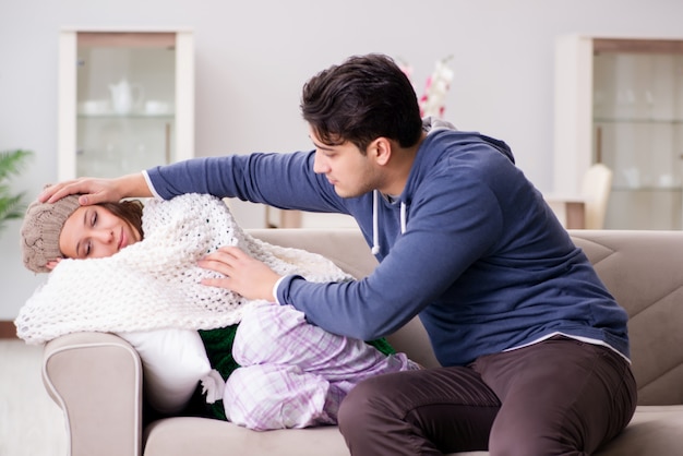 Marido cuidando a una esposa enferma