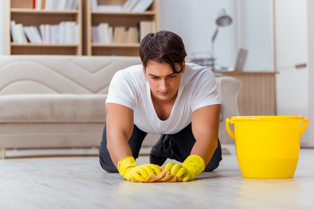 Marido do homem que limpa a casa que ajuda a esposa