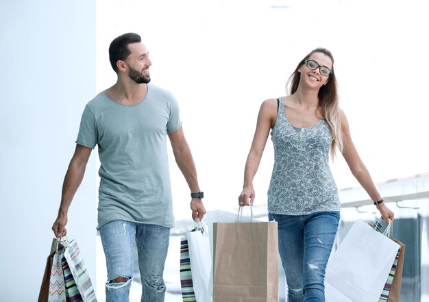 Marido e esposa desapontados com compras