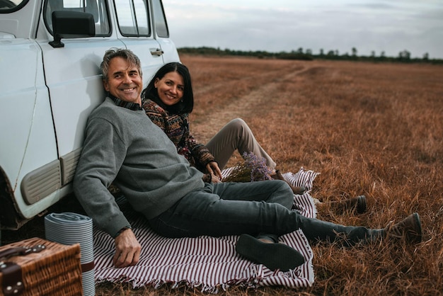 Marido e mulher aproveitando a tarde de outono ao ar livre