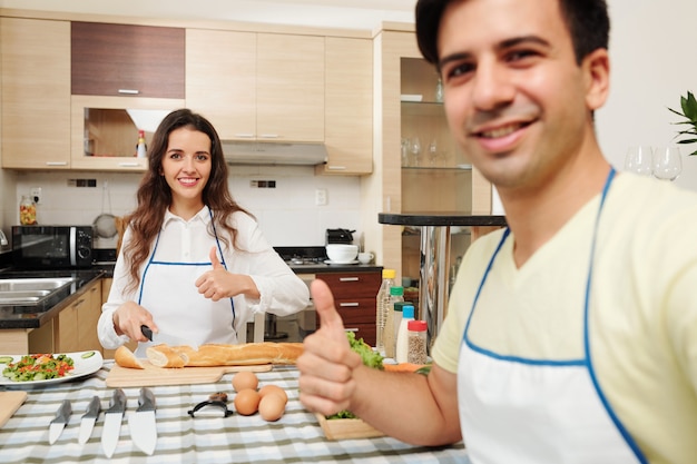 Marido e mulher cozinhando o jantar