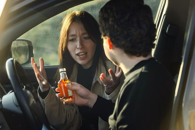 Marido e mulher discutindo no carro por beber e dirigir