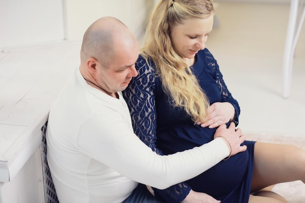 Marido e mulher estão esperando filhos Gravidez do jovem casal familiar Uma mulher com uma barriga grande