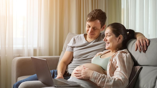 Marido e mulher fazem compras online para futuros abraços de bebês