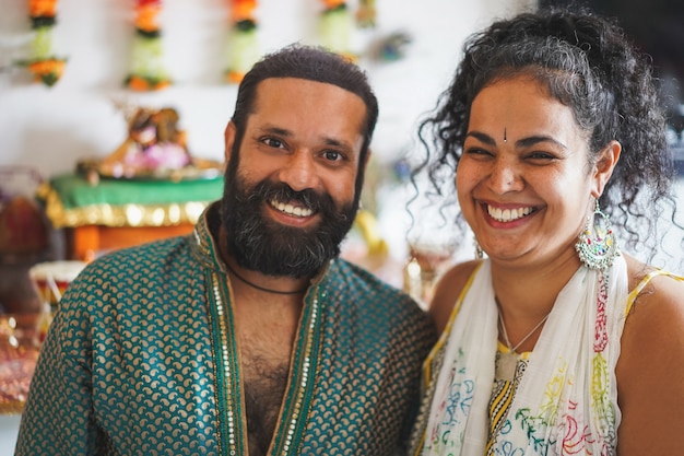 Marido e mulher indianos sorrindo - Retrato de um casal feliz do sul da Ásia - Conceito de amor, cultura étnica e indiana