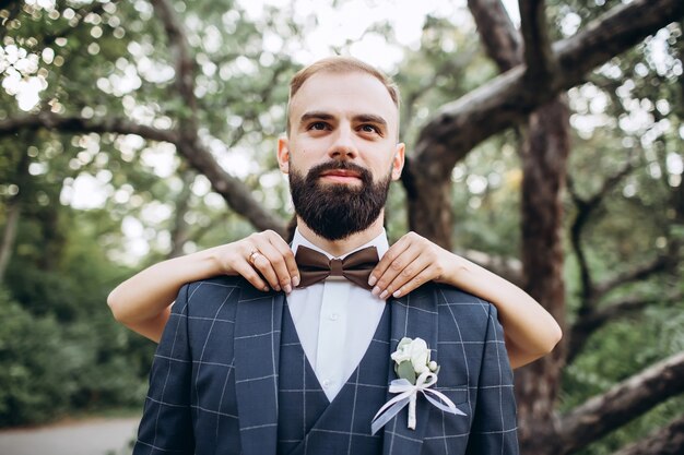 Foto marido e mulher no dia do casamento, passeando no parque