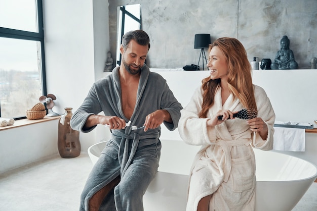 Marido e mulher passando um tempo juntos em casa