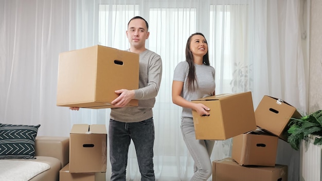 Marido e mulher preparam novo apartamento para arranjo