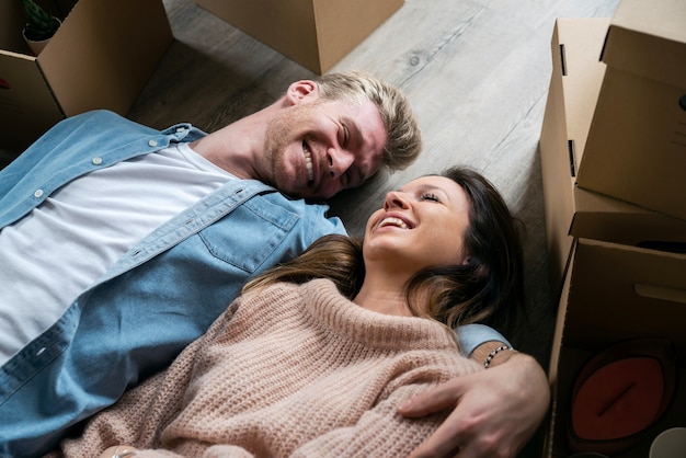 Marido e mulher se mudando para nova casa