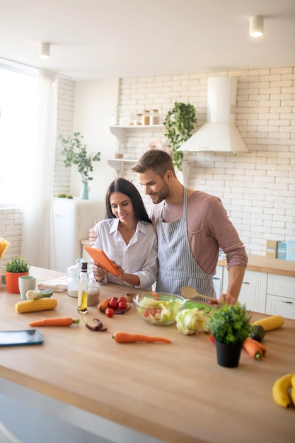 Marido e mulher se sentindo maravilhosamente bem cozinhando juntos no fim de semana