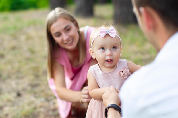 Marido e sua filhinha para passear no parque