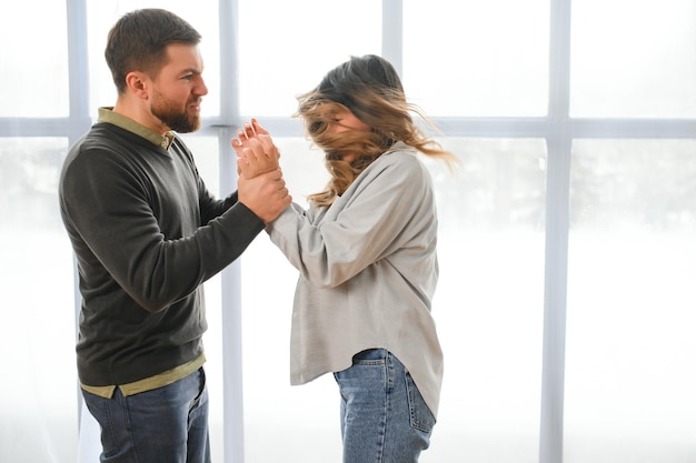 Foto un marido enojado golpea a su esposa violencia doméstica