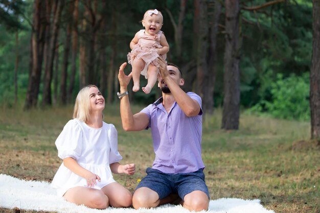 Marido esposa y su pequeña hija a dar un paseo por el parque