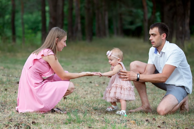 Marido esposa y su pequeña hija a dar un paseo por el parque