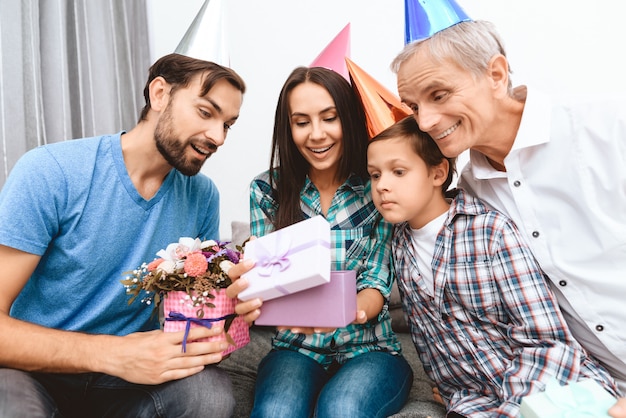 Marido Filho E Pai. Aniversário da mulher Comemore.