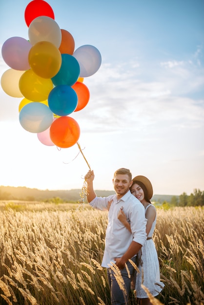 Marido y mujer camina con un montón de globos