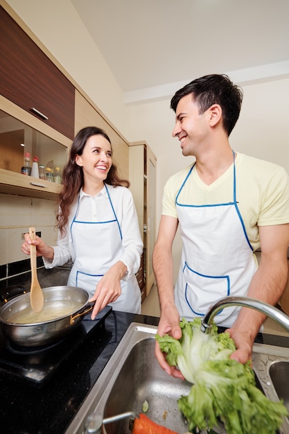 Marido y mujer cocinando juntos