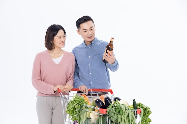 Marido y mujer comprando verduras en el supermercado