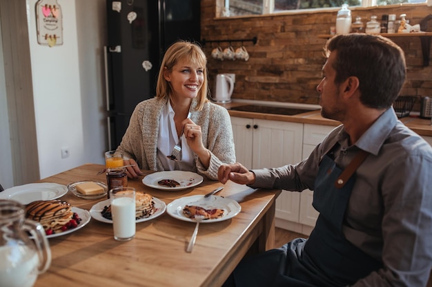 Marido y mujer desayunando en casa