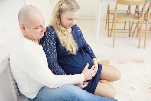 Marido y mujer están esperando hijos Familia joven pareja embarazo Una mujer con una gran barriga