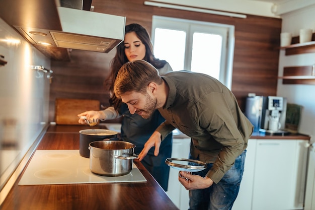 Marido y mujer haciendo el almuerzo en casa