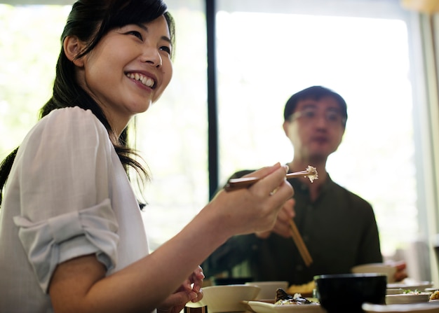 Marido y mujer japonesas comiendo