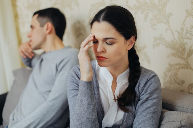 El marido y la mujer no hablan después de la pelea. Matrimonio ofendido