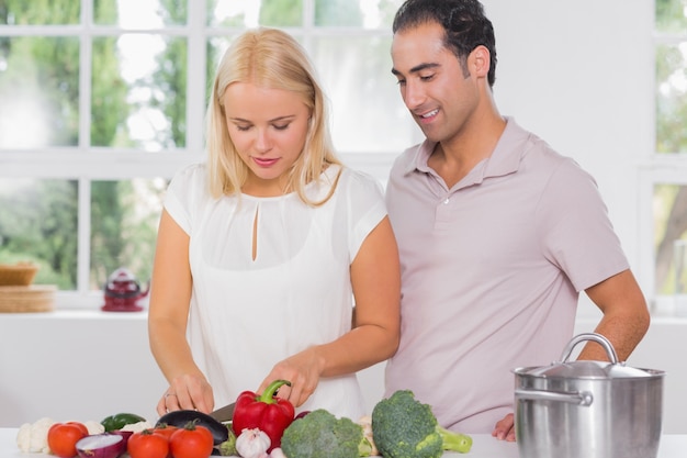 Foto marido olhando para a esposa cozinhar