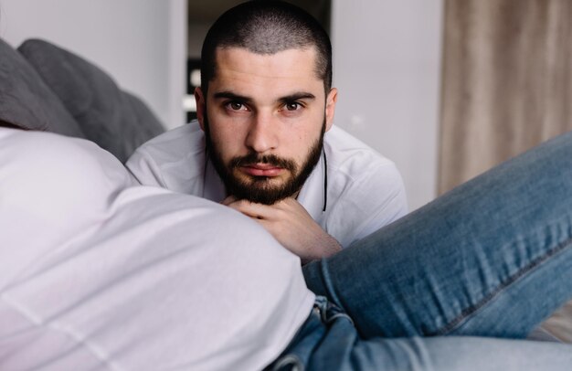 Foto marido ouvindo a barriga da esposa