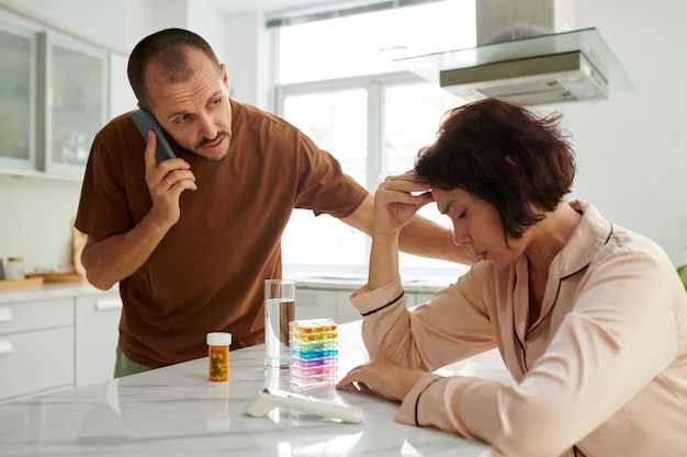 Marido preocupado a chamar o médico.