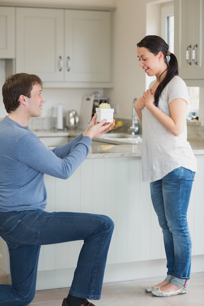 Marido presentando esposa con regalo