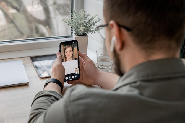 Foto marido se comunica com a esposa à distância durante a guerra na ucrânia por videochamada no war