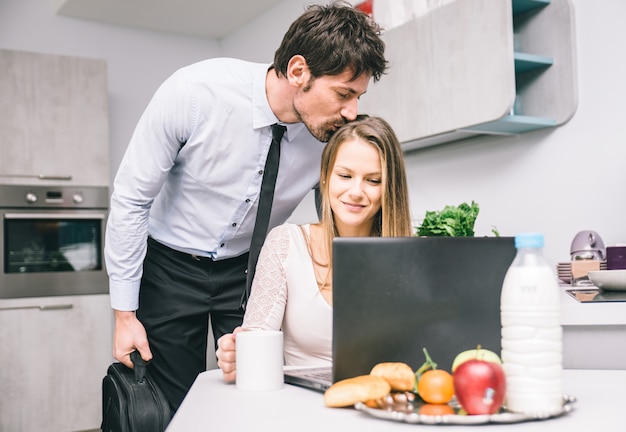 Marido se despedindo de sua esposa antes de ir trabalhar