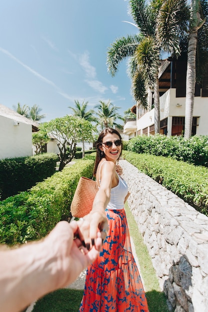 Marido siguiendo a su esposa de vacaciones