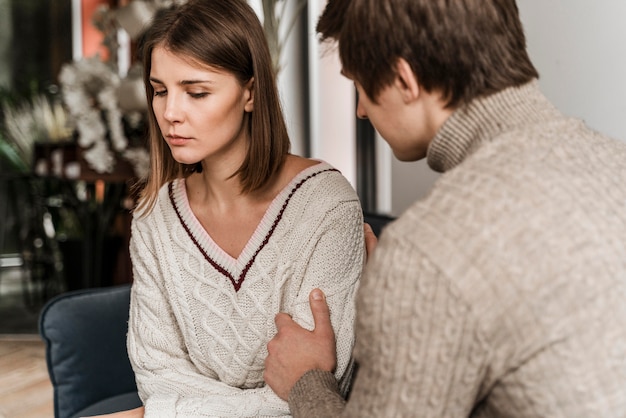 Marido tentando falar com sua esposa preocupada