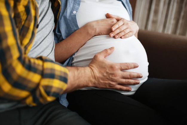 Marido tocando el vientre de su esposa embarazada