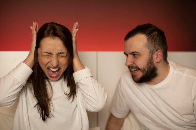 Foto marido zangado a gritar com a mulher durante uma discussão