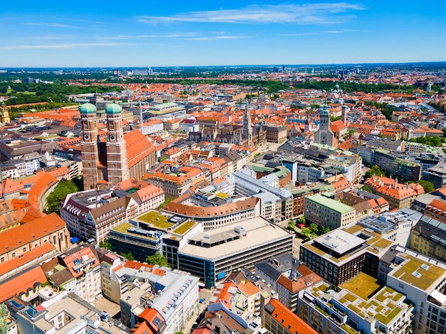 Foto marienplatz vista panorâmica aérea marienplatz ou praça de santa maria é uma praça central no centro da cidade de munique, alemanha