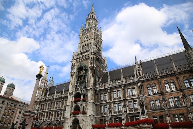 La Mariensaule una columna mariana y el ayuntamiento de Munich en Marienplatz en Munich German