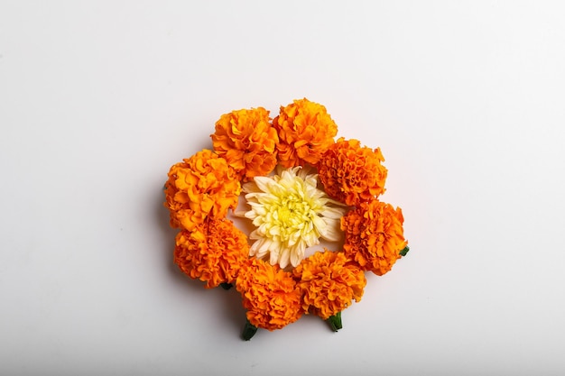 Marigold Flower rangoli Diseño con hoja verde para el Festival tradicional.