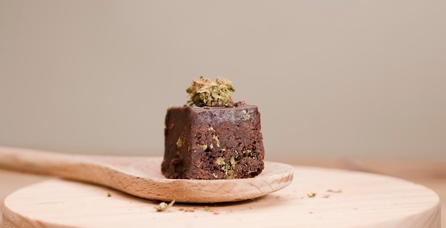 Marihuana Brownie auf Holzlöffel auf Küchentisch