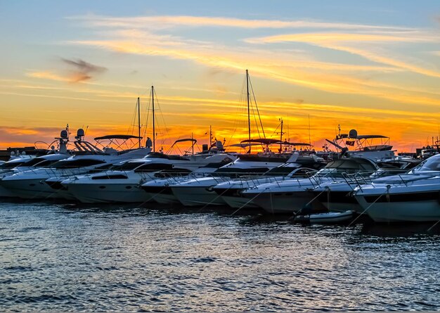 Marina con barcos y yates en la hermosa puesta de sol