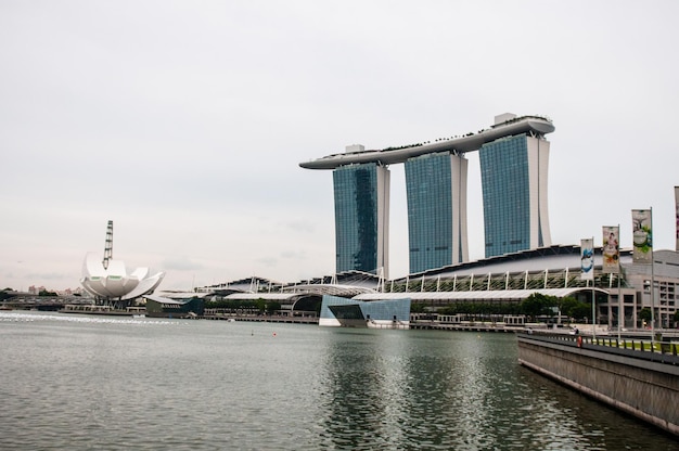Marina Bay Sands e Museu de Artes e Ciências pelo mar contra o céu na cidade