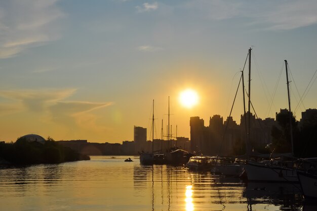 Foto marina bei sonnenuntergang.