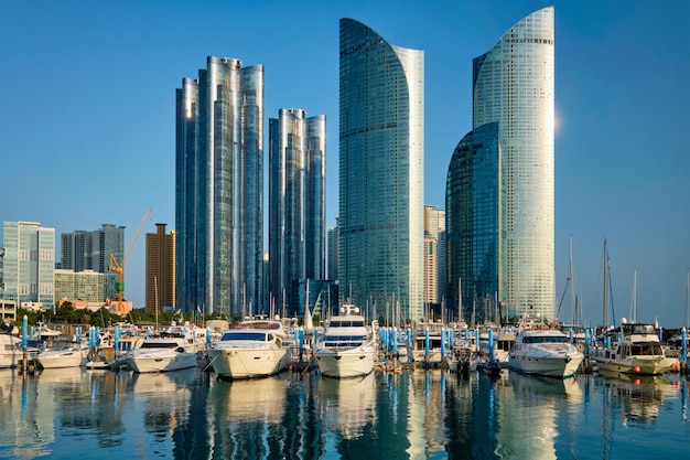 Marina de Busan con yates al atardecer Corea del Sur