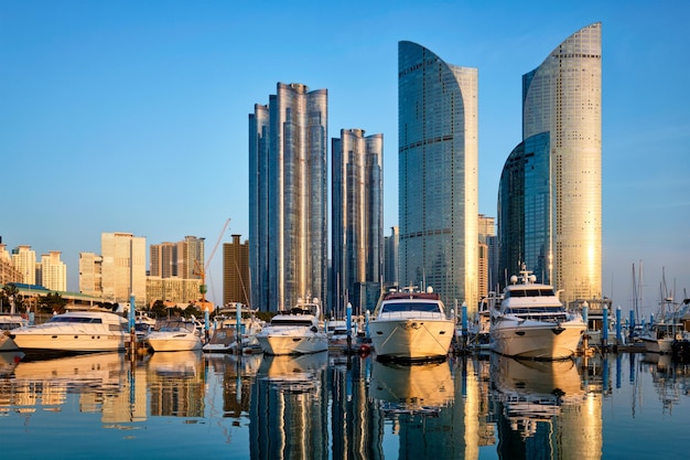 Marina de Busan con yates al atardecer Corea del Sur