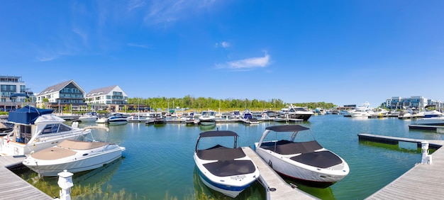 Marina cênica de Innisfil e clube de iates no Lago Ontário Simcoe com hotéis e aluguel de barcos