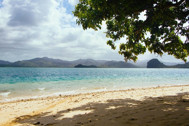 Marina. Clima tropical. Mar y arena. Playa desierta. Filipinas. Orilla del océano.